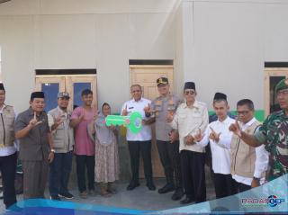 Pj Bupati Bersama Kapolres Langkat Menyerahkan Bantuan Baznas Kepada Warga Korban Kebakaran